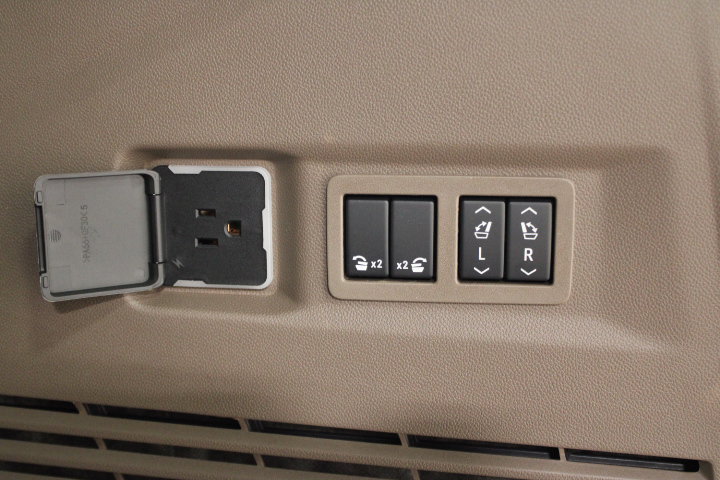 2027 GMC Yukon Denali - Photo 18