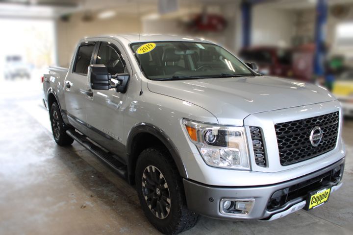 2019 Nissan Titan PRO-4X Crew Cab photo 2