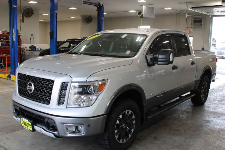 2019 Nissan Titan PRO-4X Crew Cab photo 4