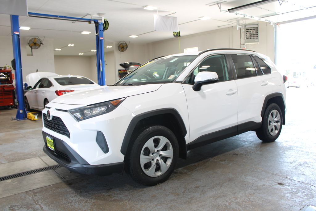 2021 Toyota RAV4 LE photo 3