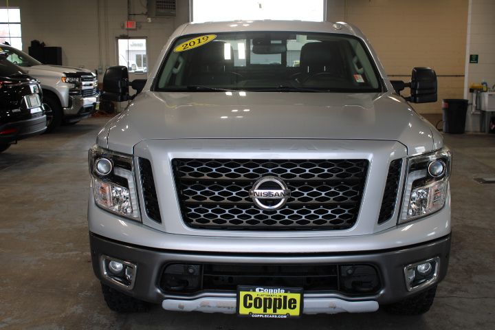 2019 Nissan Titan PRO-4X Crew Cab photo 3