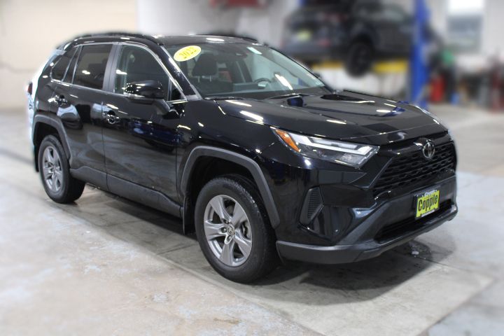 2022 Toyota RAV4 XLE photo 2