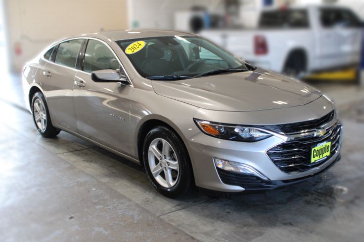 2024 Chevrolet Malibu photo 2