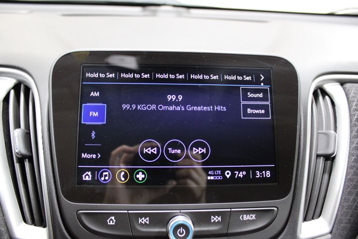 2024 Chevrolet Malibu photo 2