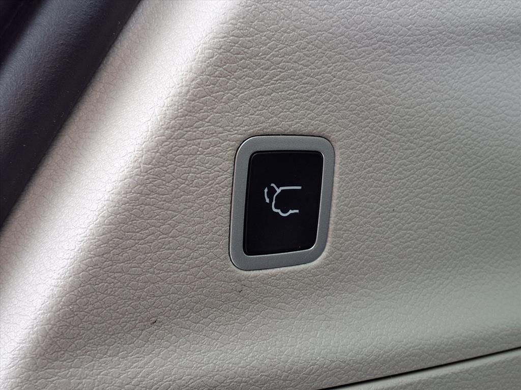 2022 Chrysler Voyager LX - Photo 11