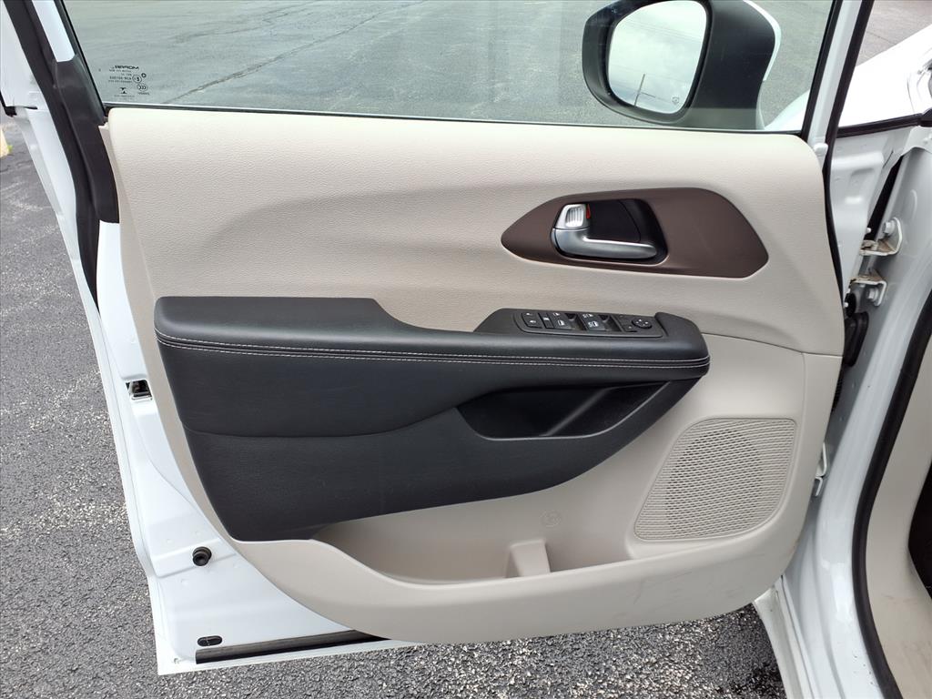2022 Chrysler Voyager LX - Photo 18