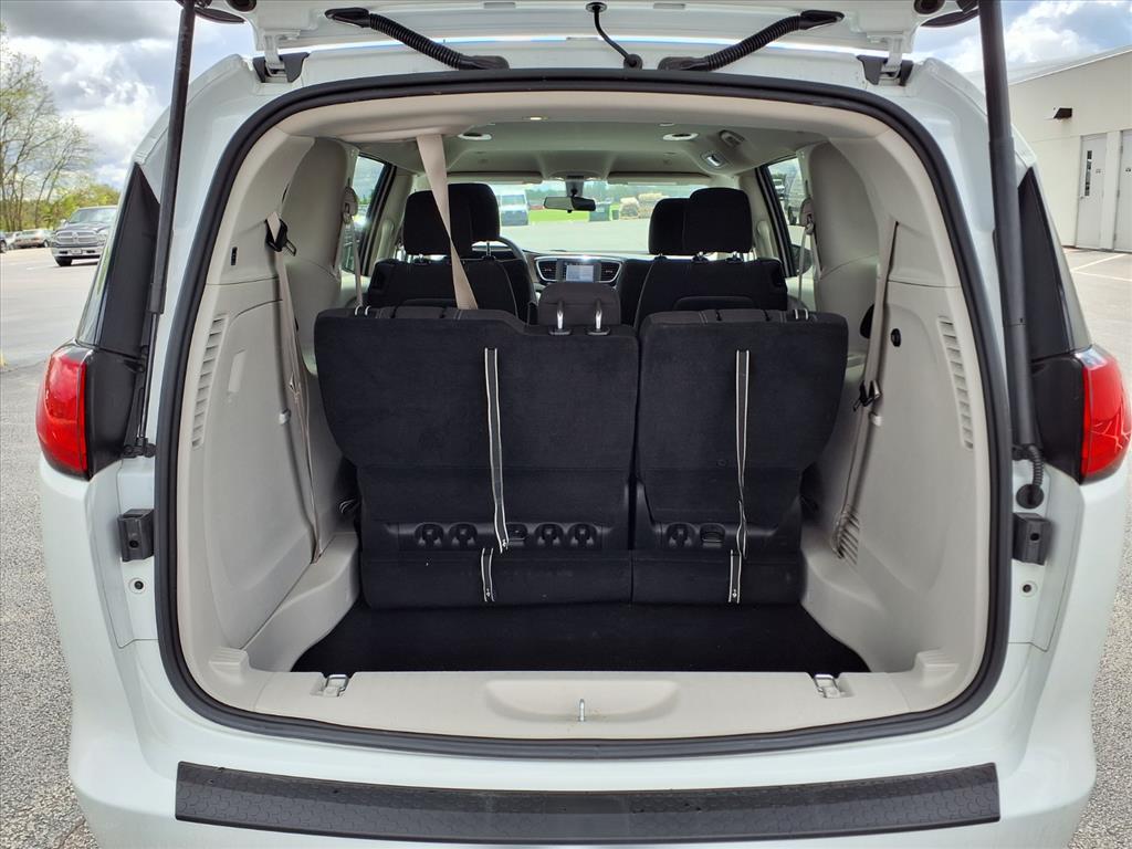 2022 Chrysler Voyager LX - Photo 10