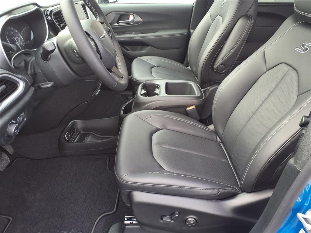 2026 Chrysler Pacifica Select - Photo 13