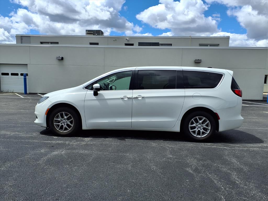 2022 Chrysler Voyager LX - Photo 8