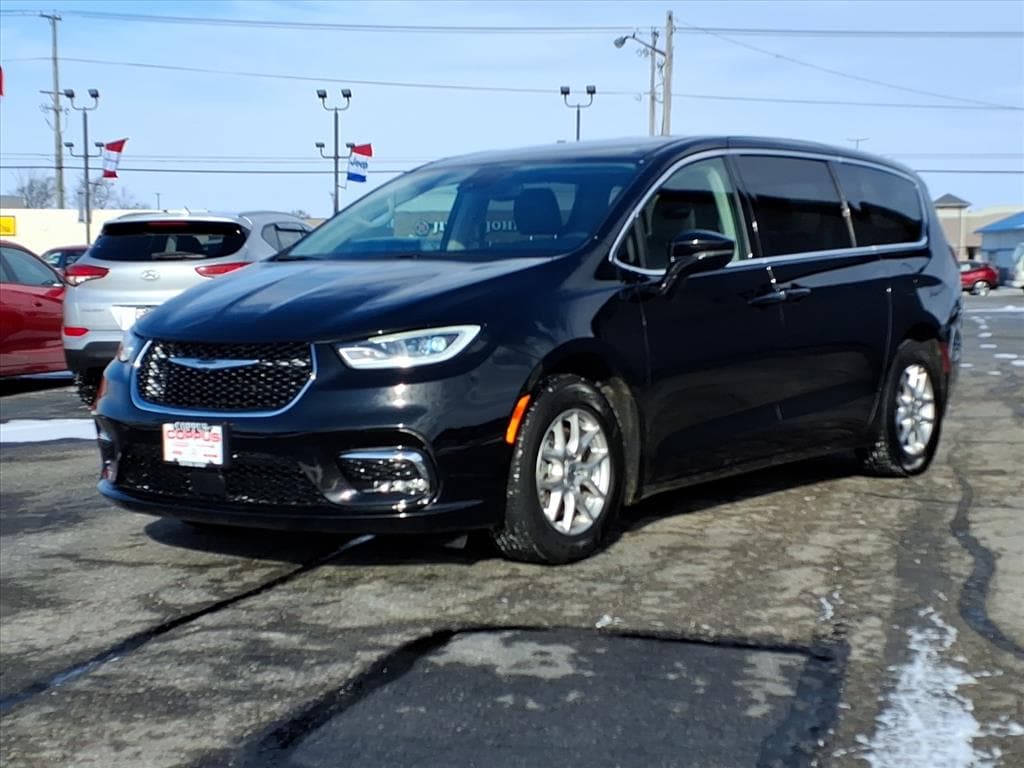 2024 Chrysler Pacifica Touring L's photo