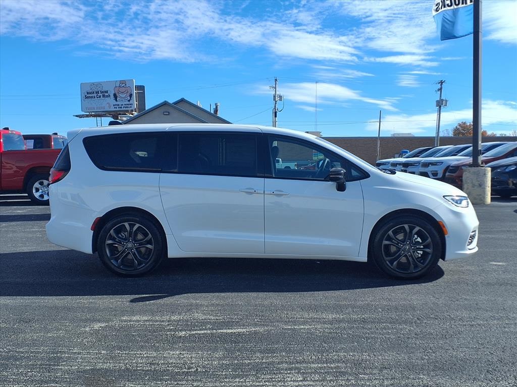 New 2026 Chrysler Pacifica Select Passenger Van