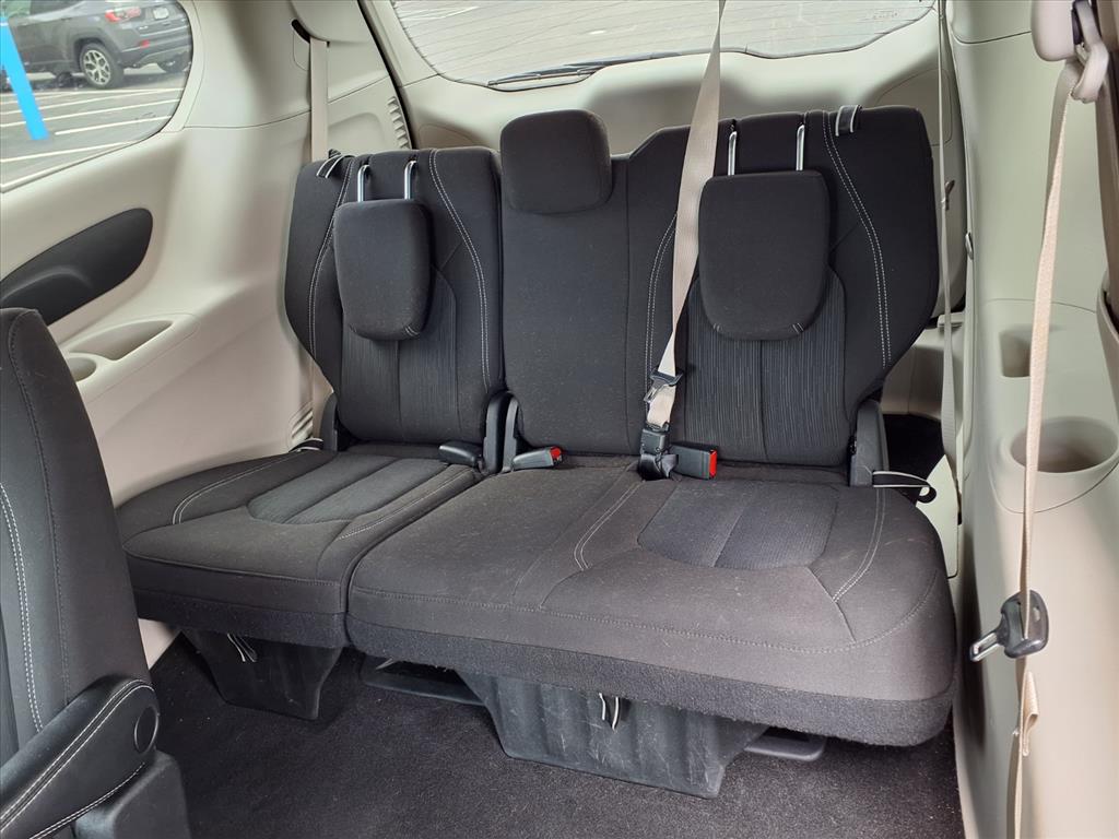 2022 Chrysler Voyager LX - Photo 14