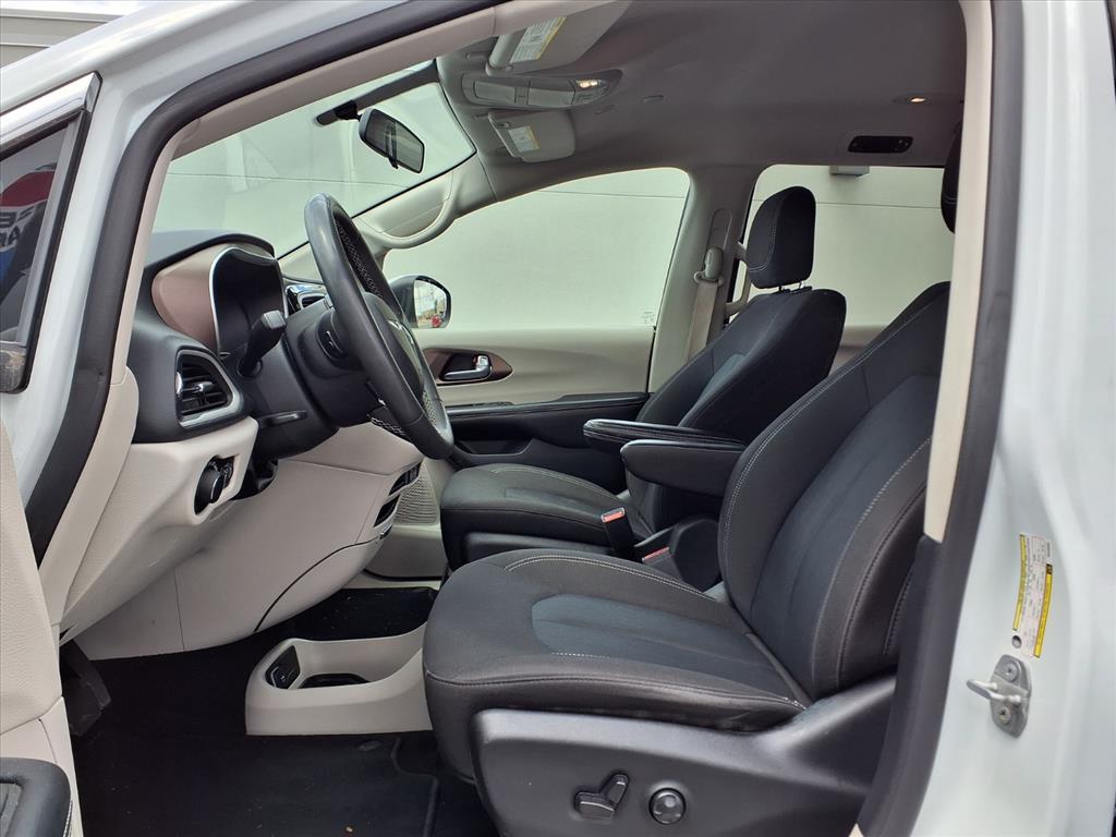 2022 Chrysler Voyager LX - Photo 12