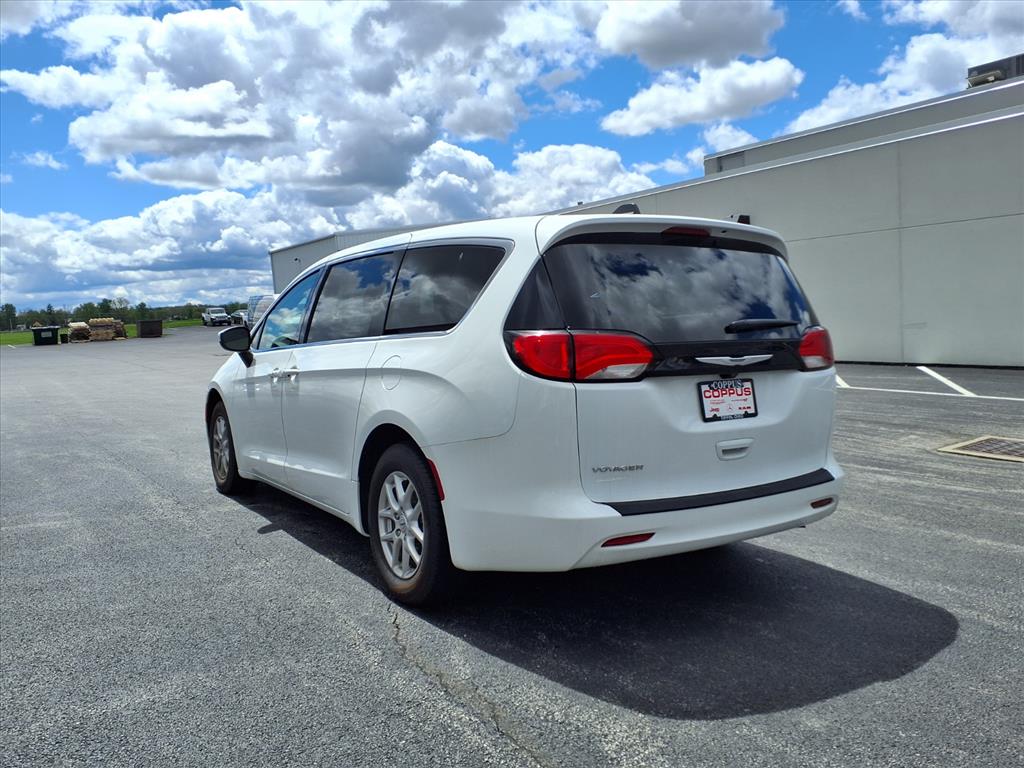 2022 Chrysler Voyager LX - Photo 7