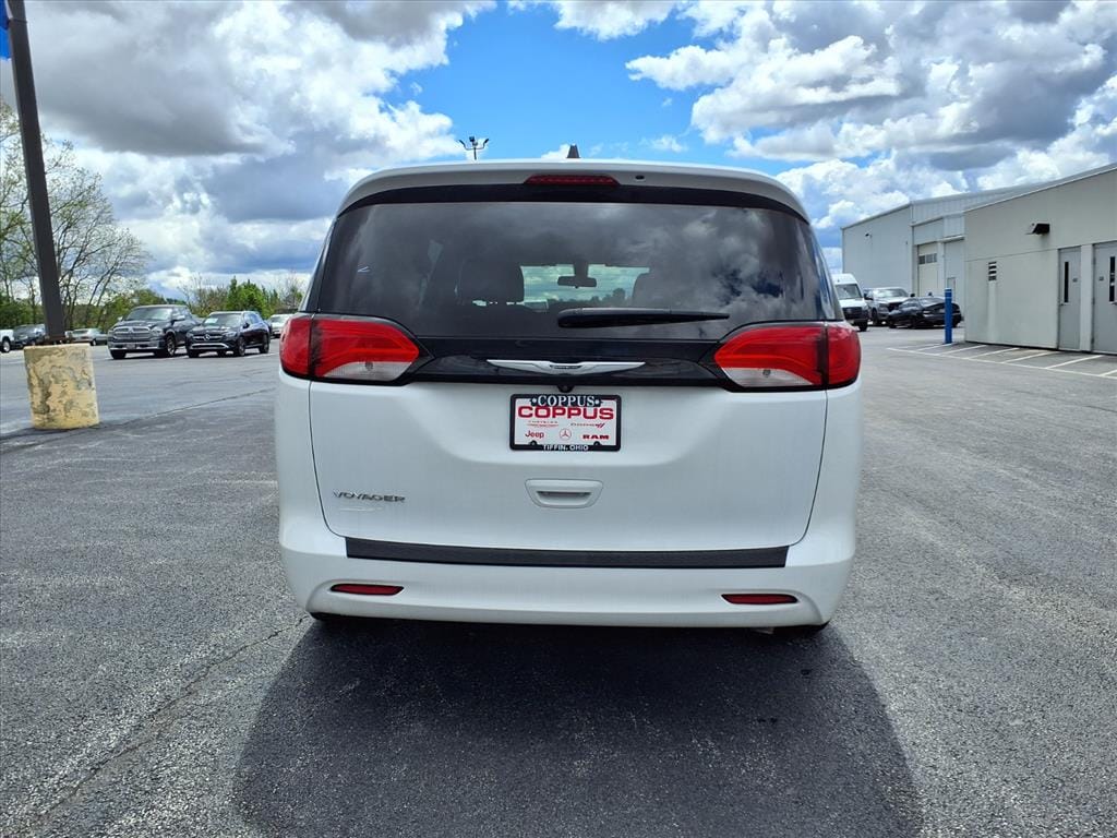 2022 Chrysler Voyager LX - Photo 6