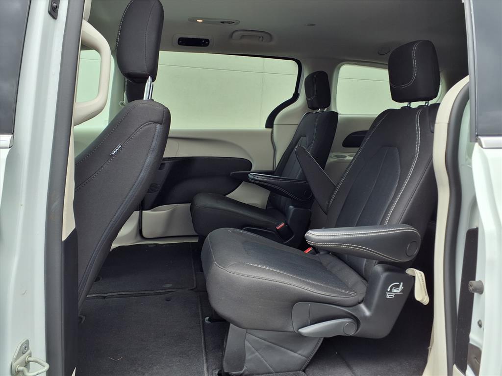 2022 Chrysler Voyager LX - Photo 13