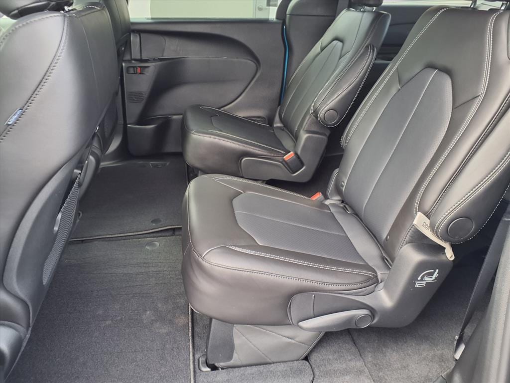 2026 Chrysler Pacifica Select - Photo 14