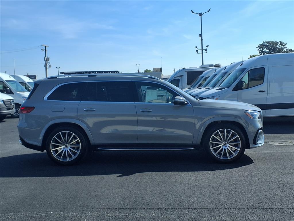 2026 Mercedes Benz GLS 580 4MATIC photo 3