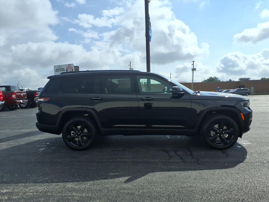 2025 Jeep Grand Cherokee Limited photo 3