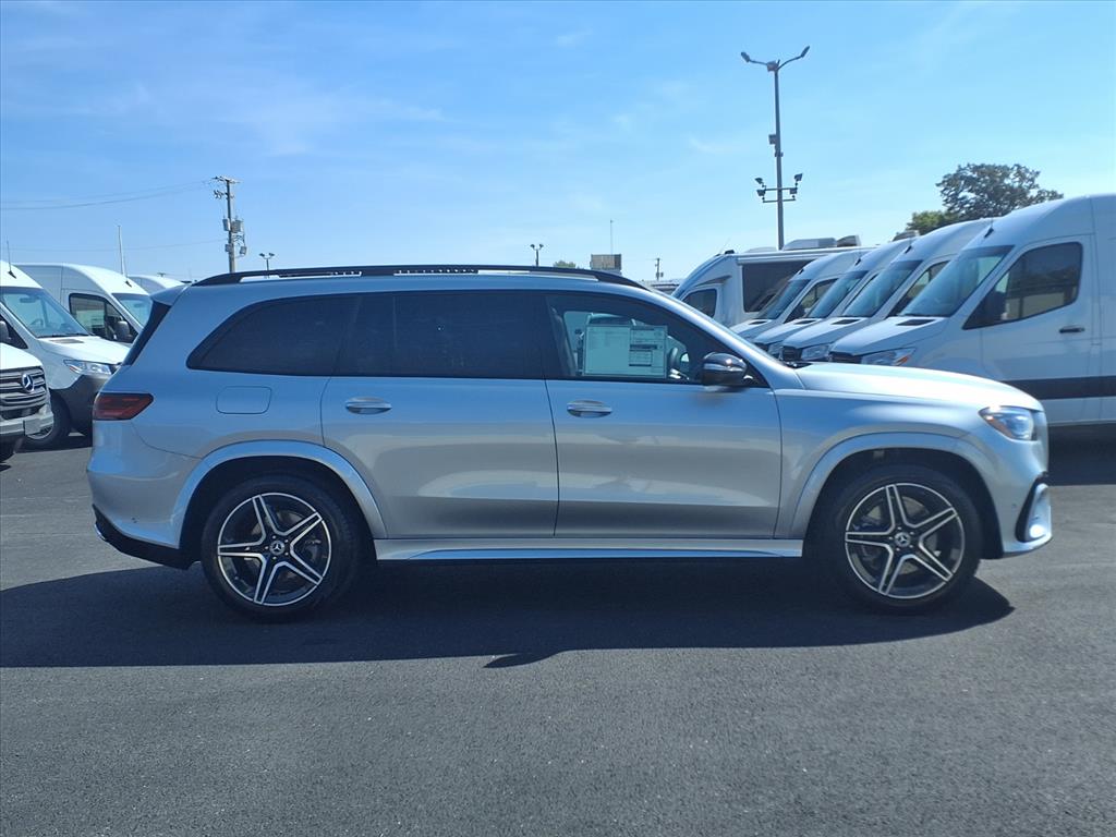 2026 Mercedes Benz GLS 450 4MATIC photo 4