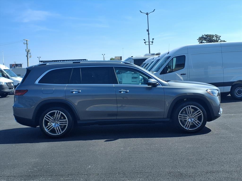 2026 Mercedes Benz GLS 450 4MATIC photo 3