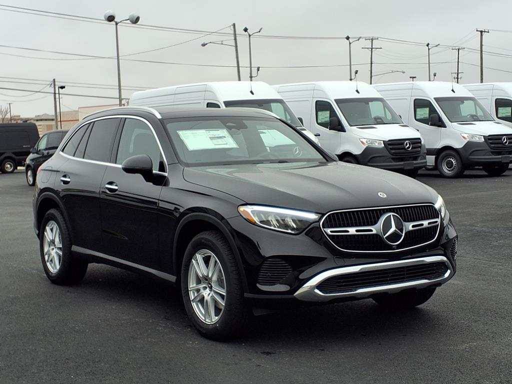 2025 Mercedes Benz GLC 300 4MATIC photo 3