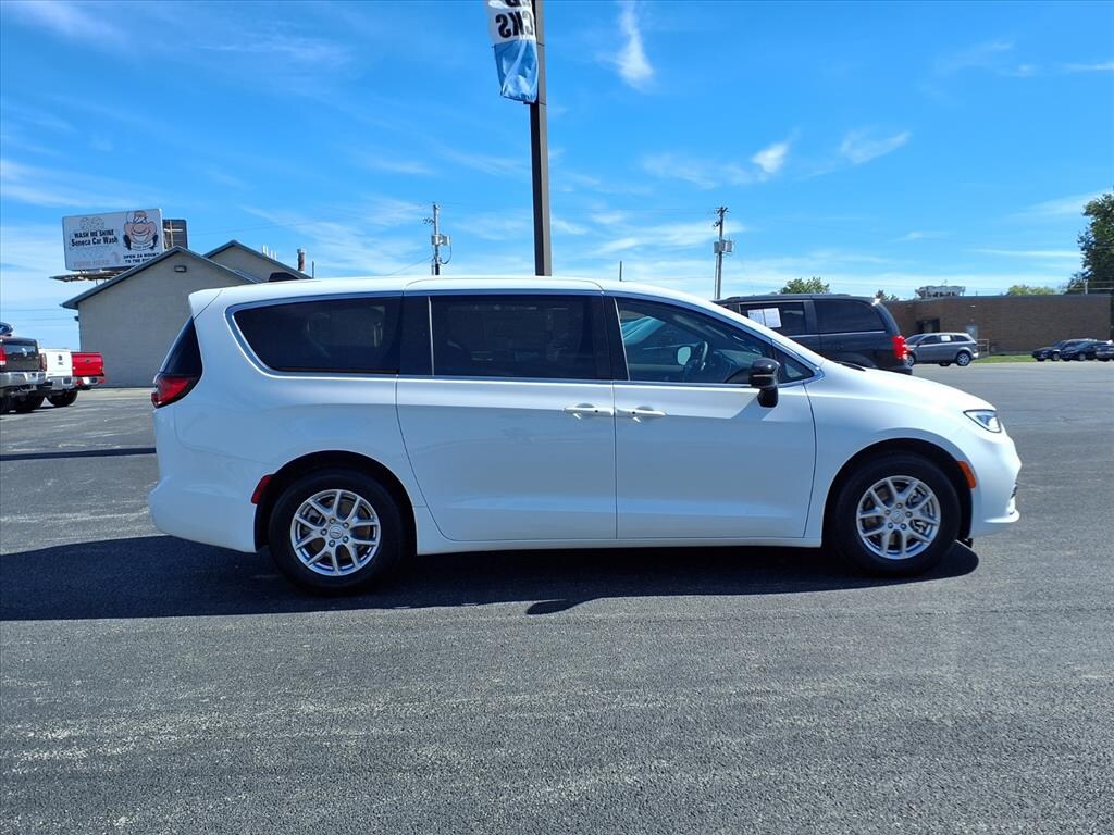 New 2026 Chrysler Pacifica Select Van Passenger Van