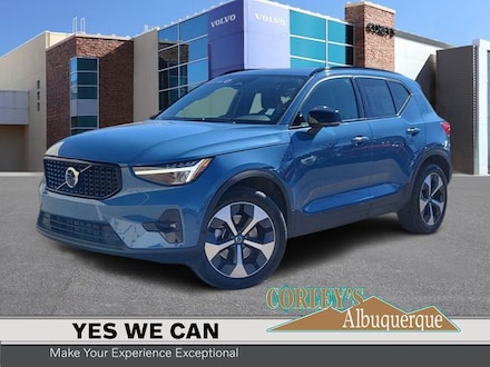 2025 Volvo XC40 B5 Plus Dark Theme SUV