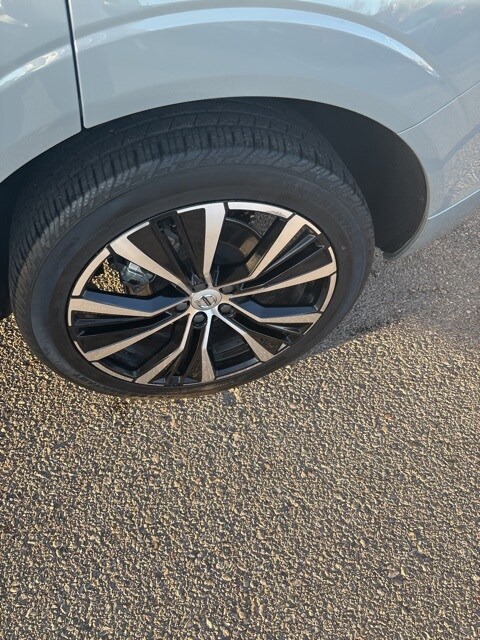 2025 Volvo XC60 B5 Plus photo 4