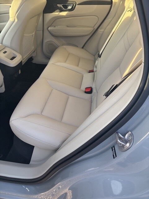 2025 Volvo XC60 B5 Plus photo 3