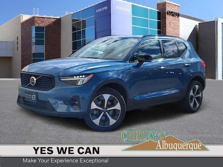 2025 Volvo XC40 B5 Plus Dark Theme SUV