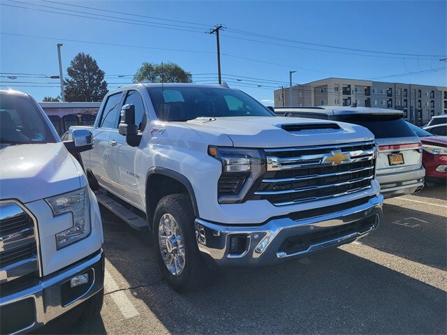 2025 Chevrolet Silverado 3500HD LTZ photo 3