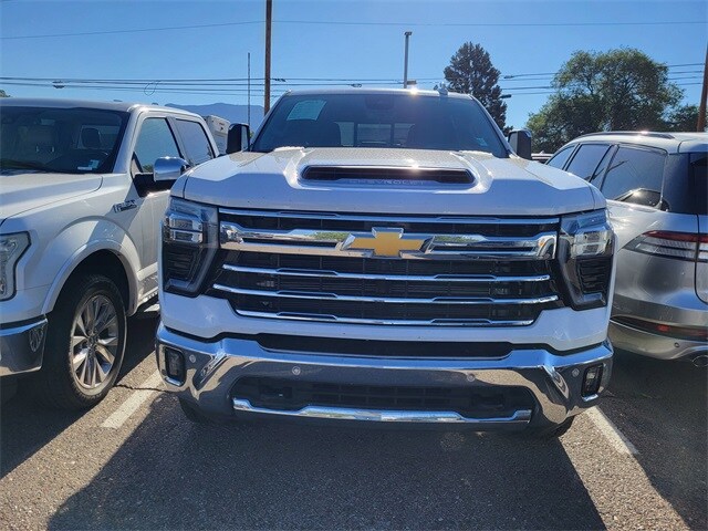 2025 Chevrolet Silverado 3500HD LTZ photo 2