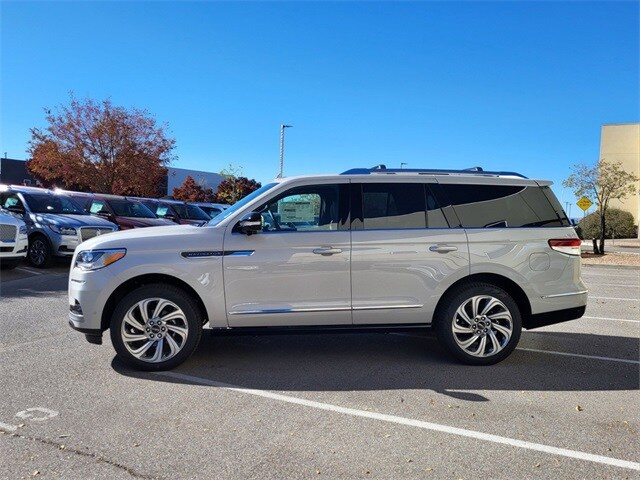 2024 Lincoln Navigator Reserve photo 2