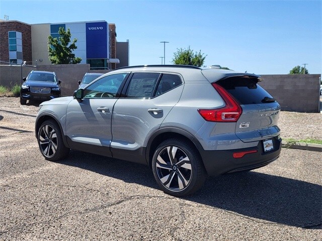 2025 Volvo XC40 Plus photo 3
