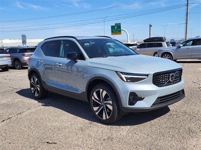 2025 Volvo XC40 Plus photo 4