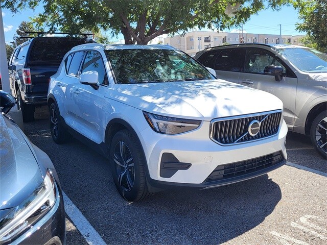 2025 Volvo XC40 Core photo 2
