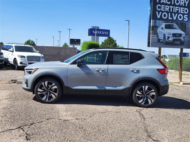 2025 Volvo XC40 Plus photo 2