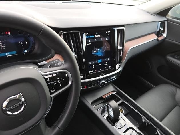 2025 Volvo V60 Cross Country B5 Plus photo 3