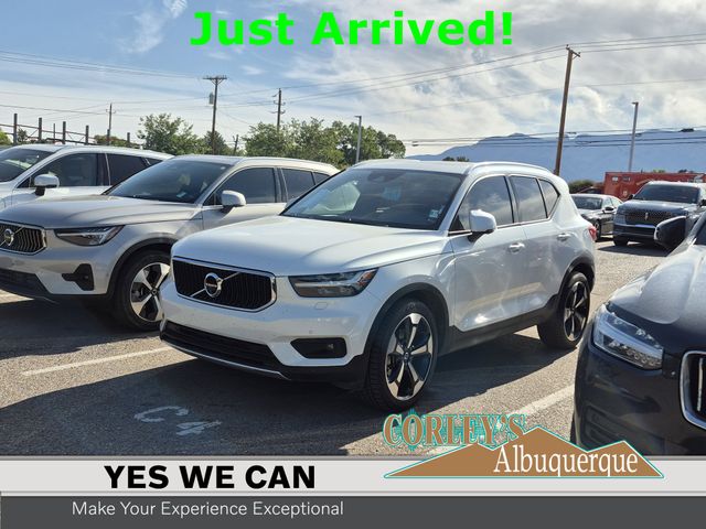 2022 Volvo XC40 T5 Momentum AWD's photo