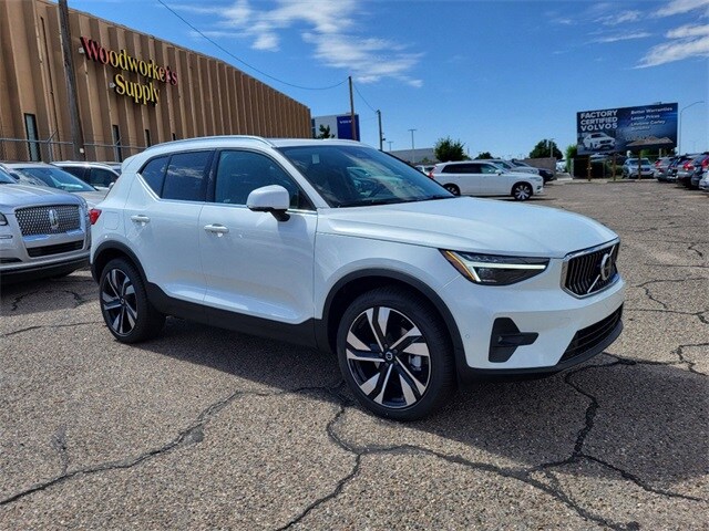 2025 Volvo XC40 Plus photo 4