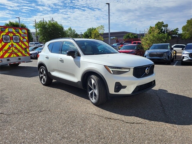 2025 Volvo XC40 Plus photo 2