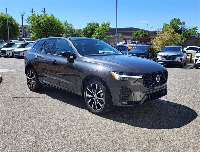 2025 Volvo XC60 B5 Plus photo 4