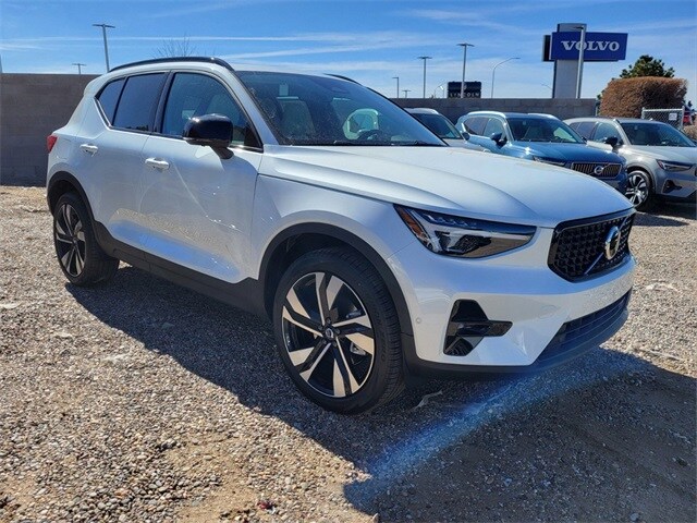 2025 Volvo XC40 Plus photo 4