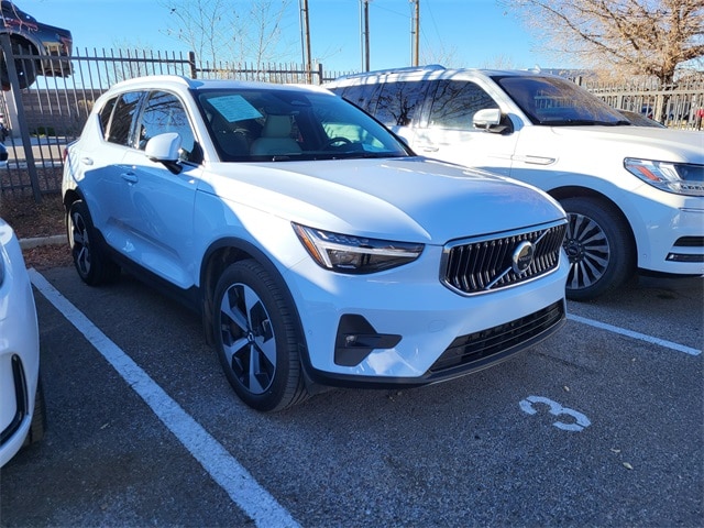 2025 Volvo XC40 Plus photo 2