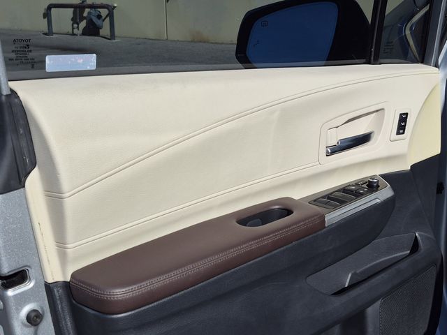 2021 Toyota Sienna Platinum photo 4