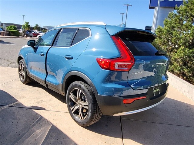 2025 Volvo XC40 Core photo 2
