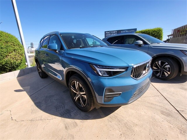 2025 Volvo XC40 Core photo 3