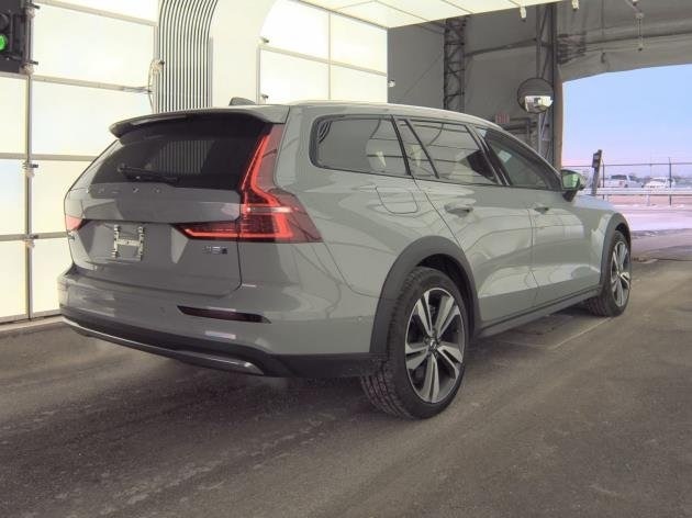 2025 Volvo V60 Cross Country B5 Plus photo 4