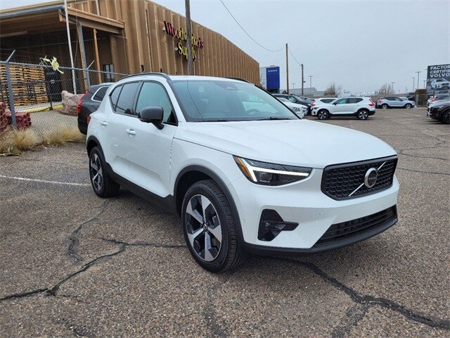 2025 Volvo XC40 Plus photo 4